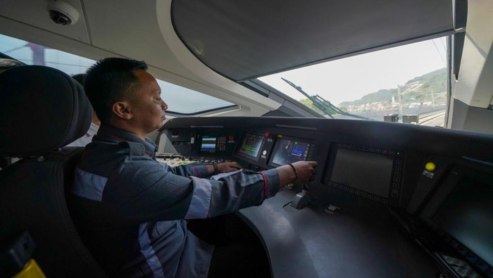Kado HUT RI! 5 Masinis Anak Bangsa Mulai Kemudikan Kereta Whoosh Berpenumpang