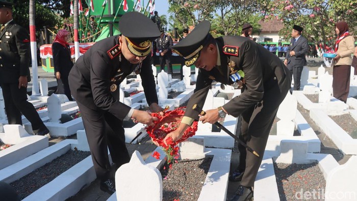 Kapolres Pasuruan AKBP Teddy Chandra Hadiri Upacara Ziarah Nasional di TMP Bangil