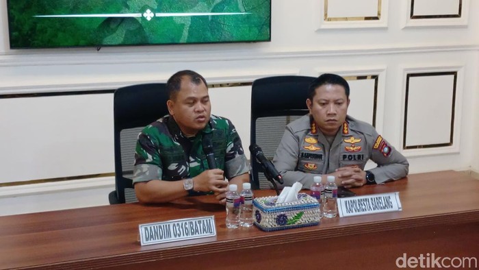 Kapolresta Barelang, Kombes Heribertus Ompusunggu dan Dandim 0316 Batam, Kolonel Roy Chandra Sihombing saat menyampaikan keterangan di Mako Kodim. (Alamudin Hamapu/detikcom)