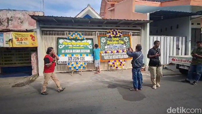 Karangan bunga dari Fakultas Kedokteran Universitas Diponegoro (Undip) yang terpasang hari ini di rumah duka mahasiswi dokter spesialis yang meninggal bunuh diri di Semarang.