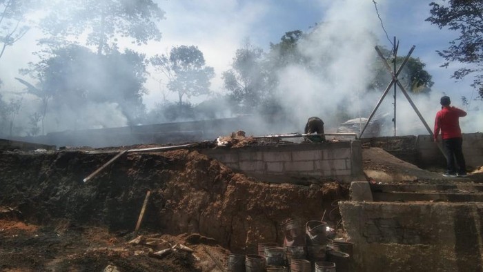 Kebakaran kandang ayam.