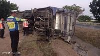 Tragedi di Tol Kebomas: Bus Pariwisata Terguling, Menyingkap Kerentanan Sistem Keselamatan Transportasi