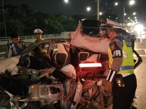 Mobil Listrik Tabrak Pantat Tronton di Tol Dalkot hingga Ringsek