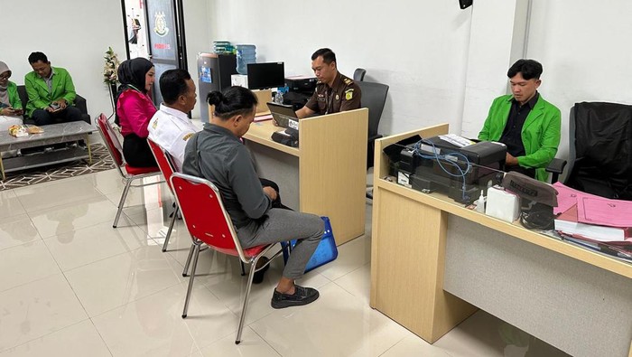 Kejari Boyolali memeriksa tersangka baru dalam kasus dugaan korupsi Pajak Bumi dan Bangunan (PBB) Desa Keyongan, Kecamatan Nogosari. Diunggah Jumat (16/8/2024).