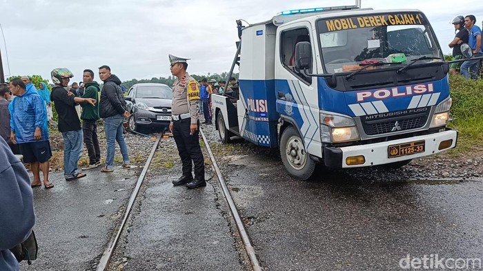 Kendaraan yang terlibat kecelakaan dengan kereta Api Pariaman Ekspres (dok Satlantas Pariaman).