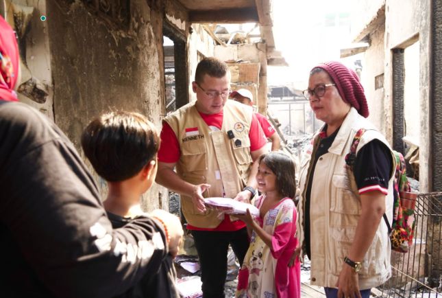 Kepala Baguna (Badan Penanggulangan Bencana) DPD PDI Perjuangan DKI Jakarta, Hardiyanto Kenneth memberikan bantuan Seragam ke anak-anak korban kebakaran Manggarai.