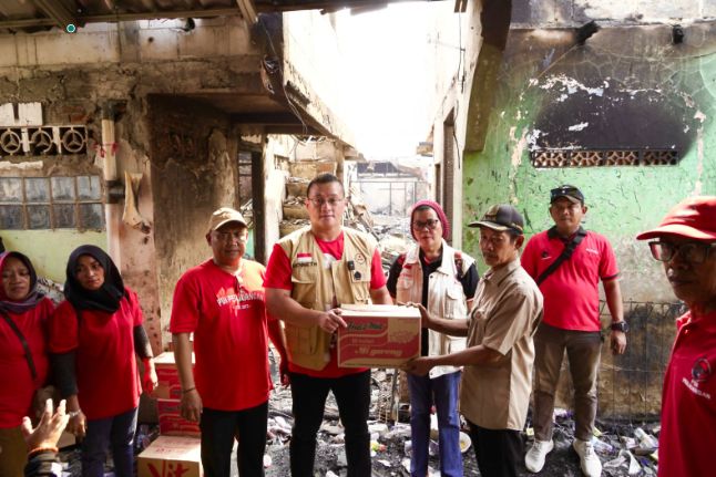 Kepala Baguna (Badan Penanggulangan Bencana) DPD PDI Perjuangan DKI Jakarta, Hardiyanto Kenneth memberikan bantuan Seragam ke anak-anak korban kebakaran Manggarai.