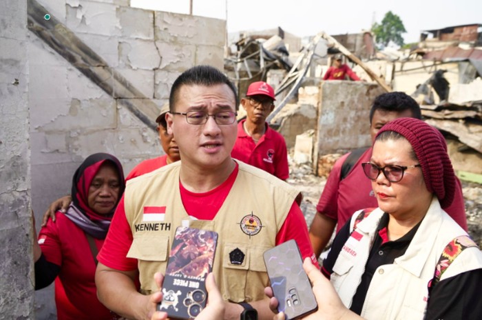 Kepala Baguna (Badan Penanggulangan Bencana) DPD PDI Perjuangan DKI Jakarta Hardiyanto Kenneth Memberikan Keterangan di Lokasi Kebakaran Manggarai.