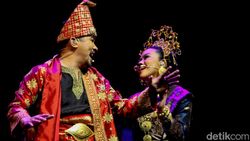 Keren! Yura Yunita Naik Reog di Pagelaran Sabang Merauke