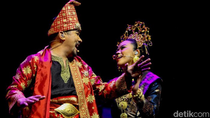 Yura Yunita tampil dalam Pagelaran Sabang Merauke. Tidak hanya mengisi lagu, Yura Yunita juga atraksi naik Reog. Nih aksinya. Yura Yunita tampil mengisi lagu dalam Pagelaran Sabang Merauke di JIExpo Kemayoran, Jakarta, Jumat (16/8/2024).