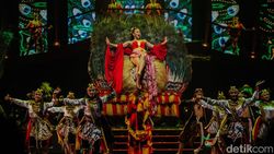 Keren! Yura Yunita Naik Reog di Pagelaran Sabang Merauke Keren! Yura Yunita Naik Reog di Pagelaran Sabang Merauke