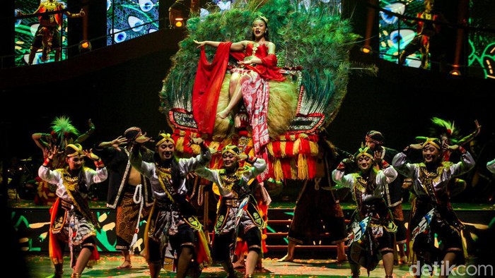 Yura Yunita tampil dalam Pagelaran Sabang Merauke. Tidak hanya mengisi lagu, Yura Yunita juga atraksi naik Reog. Nih aksinya. Yura Yunita tampil mengisi lagu dalam Pagelaran Sabang Merauke di JIExpo Kemayoran, Jakarta, Jumat (16/8/2024).