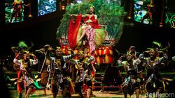 Keren! Yura Yunita Naik Reog di Pagelaran Sabang Merauke Keren! Yura Yunita Naik Reog di Pagelaran Sabang Merauke