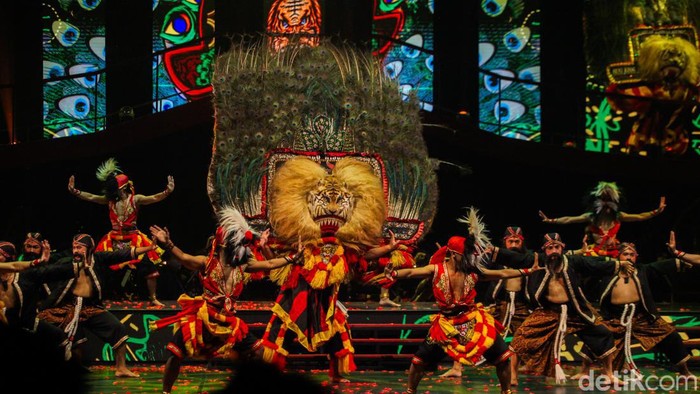 Yura Yunita tampil dalam Pagelaran Sabang Merauke. Tidak hanya mengisi lagu, Yura Yunita juga atraksi naik Reog. Nih aksinya. Yura Yunita tampil mengisi lagu dalam Pagelaran Sabang Merauke di JIExpo Kemayoran, Jakarta, Jumat (16/8/2024).