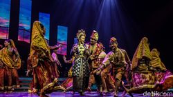 Keren! Yura Yunita Naik Reog di Pagelaran Sabang Merauke Keren! Yura Yunita Naik Reog di Pagelaran Sabang Merauke