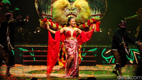 Yura Yunita tampil dalam Pagelaran Sabang Merauke. Tidak hanya mengisi lagu, Yura Yunita juga atraksi naik Reog. Nih aksinya. Yura Yunita tampil mengisi lagu dalam Pagelaran Sabang Merauke di JIExpo Kemayoran, Jakarta, Jumat (16/8/2024).
