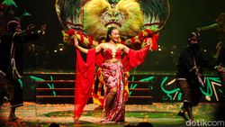 Keren! Yura Yunita Naik Reog di Pagelaran Sabang Merauke Keren! Yura Yunita Naik Reog di Pagelaran Sabang Merauke