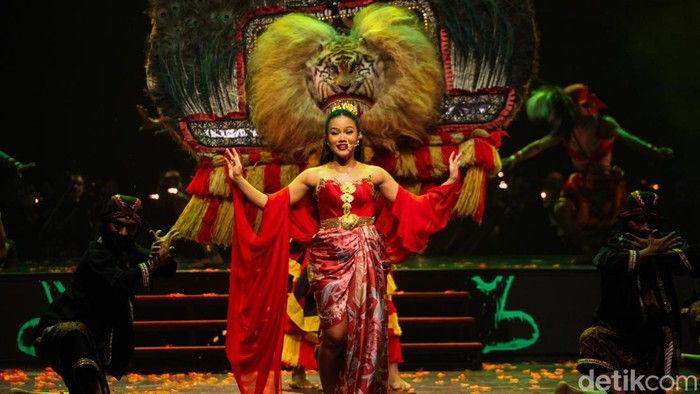 Yura Yunita tampil dalam Pagelaran Sabang Merauke. Tidak hanya mengisi lagu, Yura Yunita juga atraksi naik Reog. Nih aksinya. Yura Yunita tampil mengisi lagu dalam Pagelaran Sabang Merauke di JIExpo Kemayoran, Jakarta, Jumat (16/8/2024).
