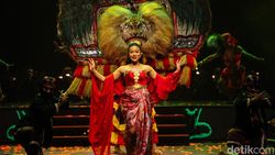 Keren! Yura Yunita Naik Reog di Pagelaran Sabang Merauke Keren! Yura Yunita Naik Reog di Pagelaran Sabang Merauke