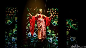Yura Yunita tampil mengisi lagu dalam Pagelaran Sabang Merauke di JIExpo Kemayoran, Jakarta, Jumat (16/8/2024). Dalam scene ke-11 bertemakan budaya Jawa Timur, Yura Yunita membawakan lagu Walang Kekek.