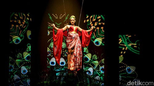 Yura Yunita tampil dalam Pagelaran Sabang Merauke. Tidak hanya mengisi lagu, Yura Yunita juga atraksi naik Reog. Nih aksinya. Yura Yunita tampil mengisi lagu dalam Pagelaran Sabang Merauke di JIExpo Kemayoran, Jakarta, Jumat (16/8/2024).