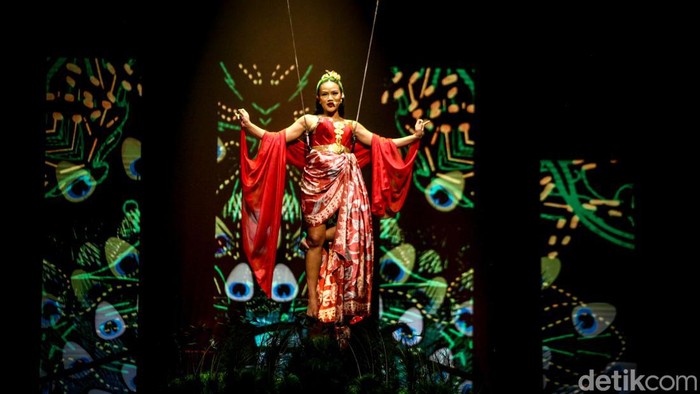 Yura Yunita tampil dalam Pagelaran Sabang Merauke. Tidak hanya mengisi lagu, Yura Yunita juga atraksi naik Reog. Nih aksinya. Yura Yunita tampil mengisi lagu dalam Pagelaran Sabang Merauke di JIExpo Kemayoran, Jakarta, Jumat (16/8/2024).
