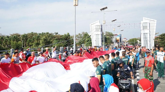 Kirab bendera merah putih di Kota Kediri
