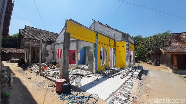 Kondisi rumah di Kecamatan Pucakwangi, Kabupaten Pati, yang dirusak karena persoalan asmara, Jumat (16/8/2024).
