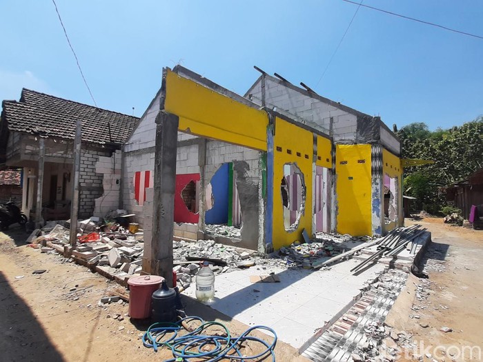 Kondisi rumah di Kecamatan Pucakwangi, Kabupaten Pati, yang dirusak karena persoalan asmara, Jumat (16/8/2024).