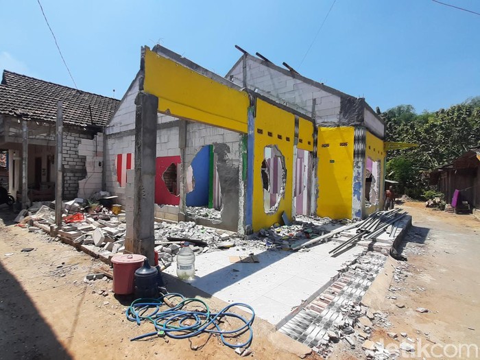 Kondisi rumah di Kecamatan Pucakwangi, Kabupaten Pati, yang dirusak karena persoalan asmara, Jumat (16/8/2024).