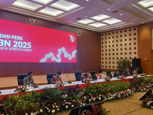 Canda Airlangga di Konpres RAPBN: Bahaya Kalau Berdiri, Kursi Bisa Hilang
