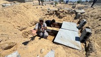 Kementerian Kesehatan di Gaza yang dikuasai Hamas melaporkan setidaknya 40.005 orang tewas selama lebih dari 10 bulan Israel menyerang Gaza, yakni sejak 7 Oktober 2024.