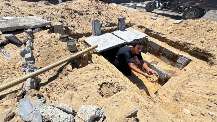 Korban Tewas Akibat Serangan Israel di Gaza Tembus 40 Ribu Jiwa People carry the body of a Palestinian killed in an Israeli raid, on a cemetery where displaced Palestinians shelter as Gaza health ministry announced that death toll has surpassed 40,000, amid the Israel-Hamas conflict, in Khan Younis, in the southern Gaza Strip, August 15, 2024. REUTERS/Hatem Khaled