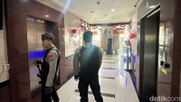 Mereka juga menghalau yang tidak berkepetingan dilarang masuk.