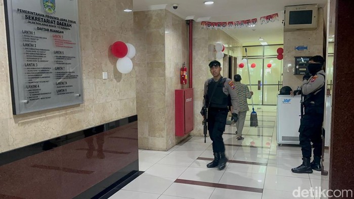KPK Geledah Kantor Biro Kesra Jatim komplek kantor gubernur jatim KPK Geledah Kantor Biro Kesra Jatim komplek kantor gubernur jatim