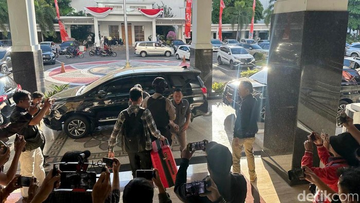 KPK Geledah Kantor Biro Kesra Pemrov Jatim