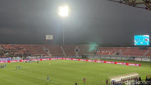 Laga PSBS Biak kontra PSM Makassar di Stadion Kapten I Wayan Dipta, Jumat (16/8/2024). (Ida Bagus Putu Mahendra/detikBali)