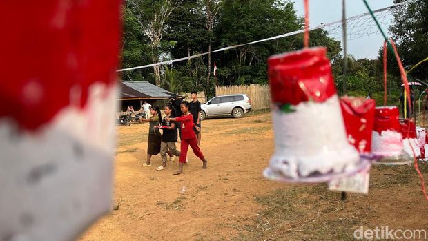 Lapangan di wilayah Suku Talang Mamak telah dihias dengan ornamen nuansa merah-putih.