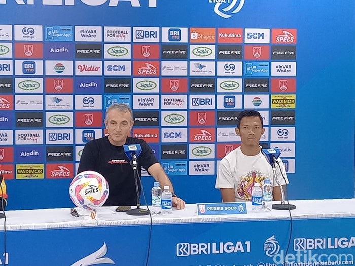 Pelatih Persis Solo Milomir Seslija, dan Pemain Persis Solo Eky Taufik, saat konferensi pers di Stadion Manahan Solo, Jumat (16/8/2024).