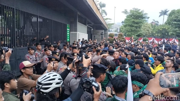 Aksi Mahasiswa Memanas saat Sidang MPR, Saling Dorong dengan Penegak Hukum