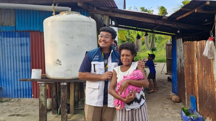 Seorang mahasiswa KKN PPM UGM Unit Sarmi, Papua, Muhammad Ivan Pratista, membantu persalinan seorang ibu di atas speedboat.