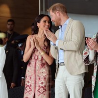 Busana yang dikenakan oleh Meghan Markle merupakan karya desainer asal Kolombia, Johanna Ortiz. Baju dress panjang tersebut dihiasi dengan motif tribal yang terinspirasi dari pola tenun suku Navajo, salah satu suku asli Amerika terbesar di Amerika Serikat yang terkenal dengan tradisi tenun tekstilnya.  Foto: Eric Charbonneau/Archewell Foundation via Getty Images