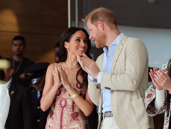 Meghan Markle Meghan, Duchess of Sussex dan Pangeran Harry, Duke of Sussex terlihat di Centro Nacional de las Artes Delia Zapata selama kunjungan Duke dan Duchess of Sussex ke Kolombia pada tanggal 15 Agustus 2024 di Bogota, Kolombia. (Foto oleh Eric Charbonneau/Archewell Foundation via Getty Images)