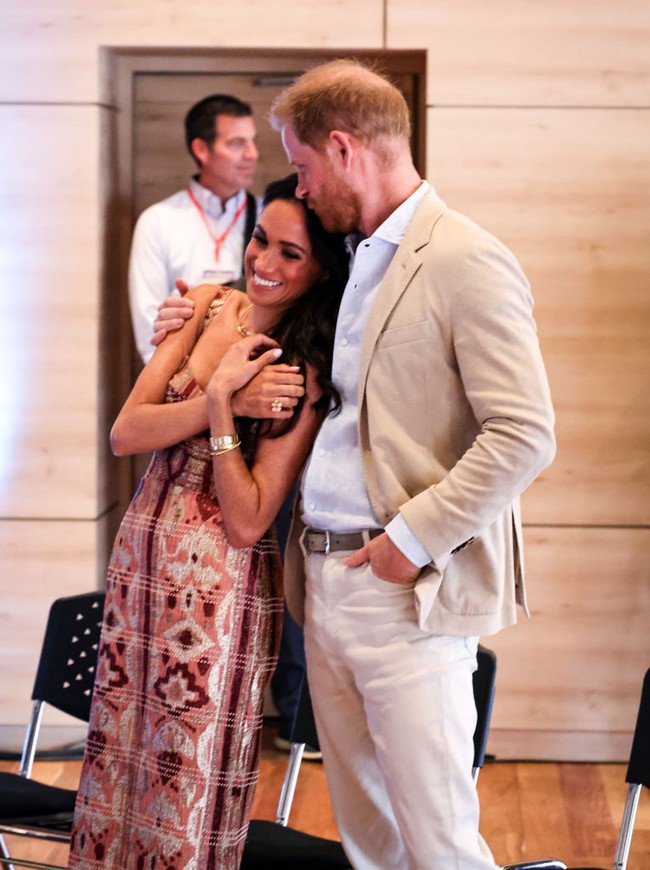 Meghan Markle tampil elegan dan penuh makna saat mengunjungi Kolombia bersama Pangeran Harry. Dalam kunjungannya ke Pusat Seni Nasional Delia Zapata di Bogota, Meghan tampil dengan busana bermotif tenun yang memadukan gaya tradisional dan modern. Foto: Eric Charbonneau/Archewell Foundation via Getty Images