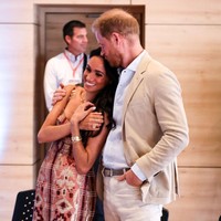 Meghan Markle tampil elegan dan penuh makna saat mengunjungi Kolombia bersama Pangeran Harry. Dalam kunjungannya ke Pusat Seni Nasional Delia Zapata di Bogota, Meghan tampil dengan busana bermotif tenun yang memadukan gaya tradisional dan modern. Foto: Eric Charbonneau/Archewell Foundation via Getty Images