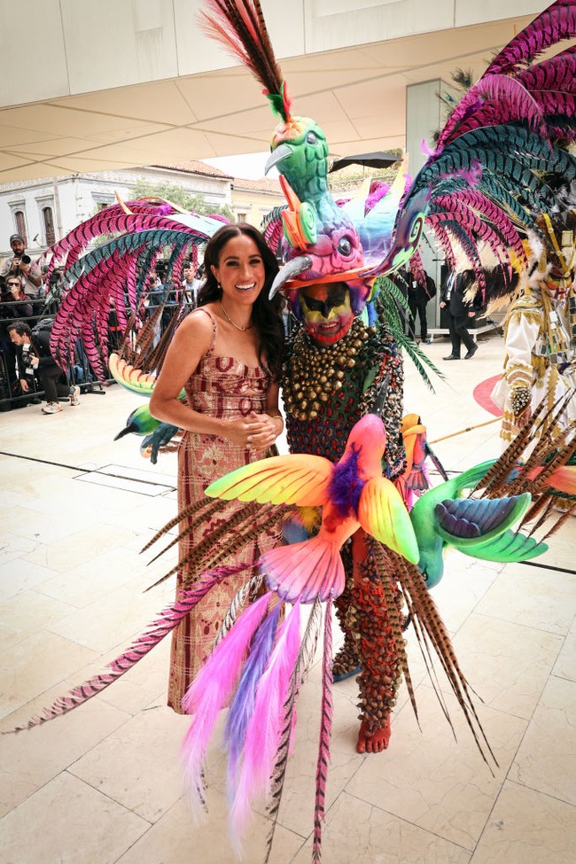 Motif geometris yang tegas pada busana tersebut mencerminkan kekayaan budaya suku Navajo yang telah diwariskan selama berabad-abad. Foto: Eric Charbonneau/Archewell Foundation via Getty Images