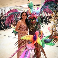 Motif geometris yang tegas pada busana tersebut mencerminkan kekayaan budaya suku Navajo yang telah diwariskan selama berabad-abad. Foto: Eric Charbonneau/Archewell Foundation via Getty Images