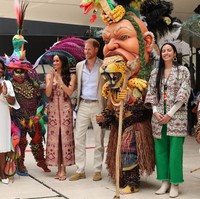 Selain memiliki nilai budaya yang mendalam, gaun ini juga tampil mewah dengan kombinasi benang metalik yang kontras dengan panel berwarna pink dan detail burgundy.  Foto: Eric Charbonneau/Archewell Foundation via Getty Images