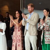 Desain gaun ini semakin istimewa dengan adanya potongan ketat membentuk area tubuh atas bodice dan belahan di bagian depan yang menambah kesan anggun namun tetap modern. Gaun ini dibanderol dengan harga fantastis, mencapai $2,150 atau Rp 33 juta.  Foto: Eric Charbonneau/Archewell Foundation via Getty Images