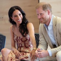 Meghan melengkapi penampilannya dengan aksesori mewah, termasuk anting dari Lanvin, jam tangan dan gelang dari Cartier, serta sepatu dari Jimmy Choo. Rambutnya yang terurai dengan gelombang lembut semakin menambah kesan elegan pada keseluruhan penampilannya. Foto: Eric Charbonneau/Archewell Foundation via Getty Images